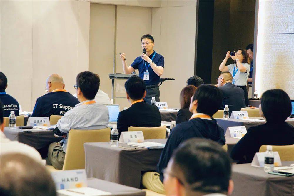 热情的客服数字人背后：保险公司用上大模型