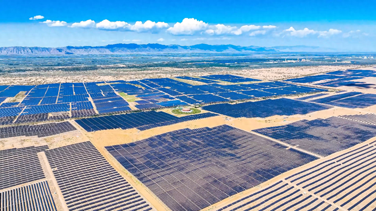 壮阔“蓝海”构筑绿色屏障——内蒙古光伏治沙工程观察