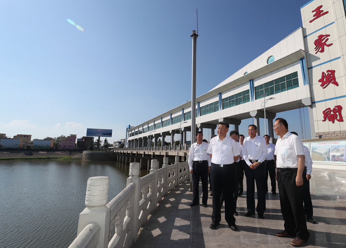 习近平在辽宁葫芦岛市看望慰问受灾群众：人民群众最困难的时候，党和政府就是大家最强大的依靠