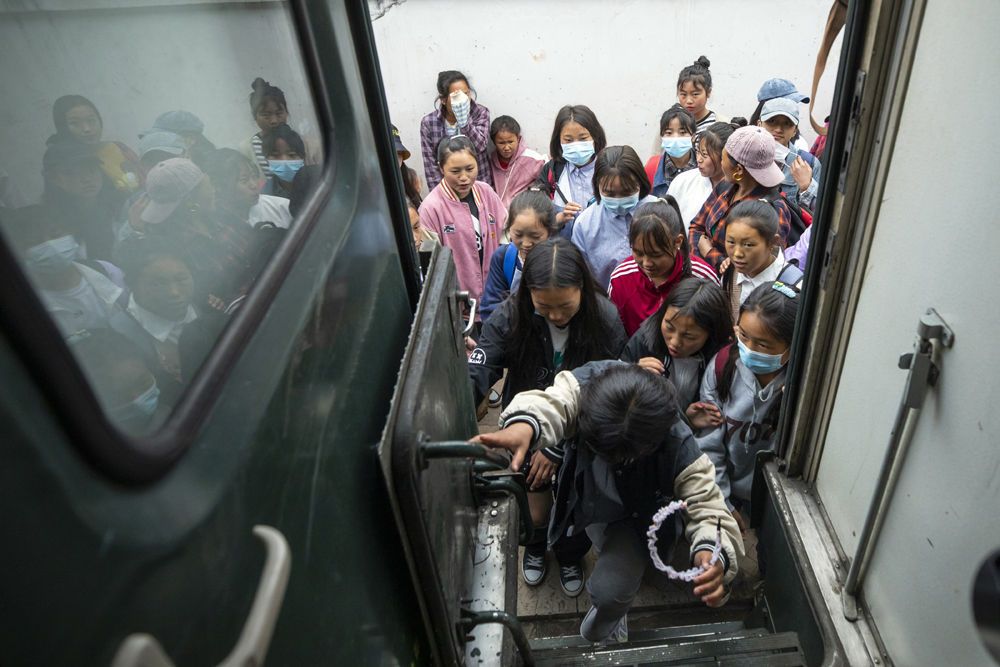 新春走基层｜慢车穿岭 扁担出山：“慢火车”载起山乡希望