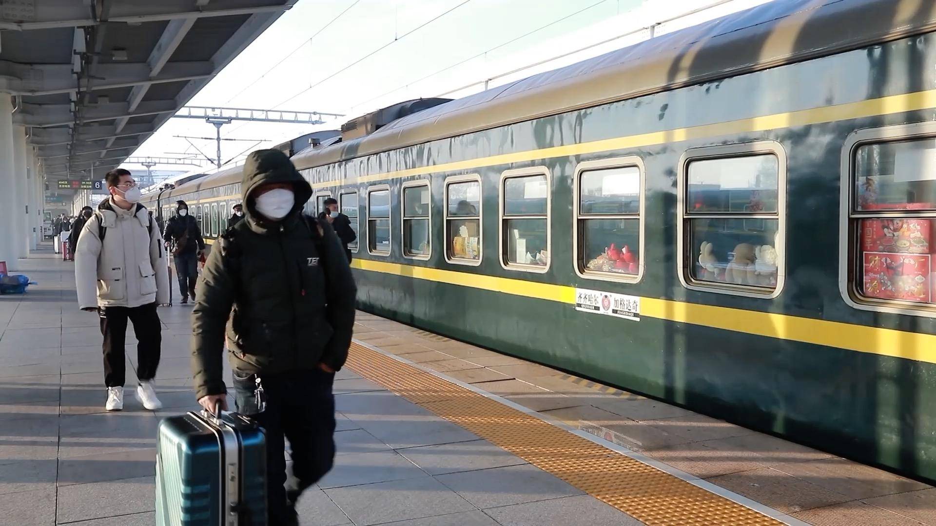 新春走基层｜慢车穿岭 扁担出山：“慢火车”载起山乡希望