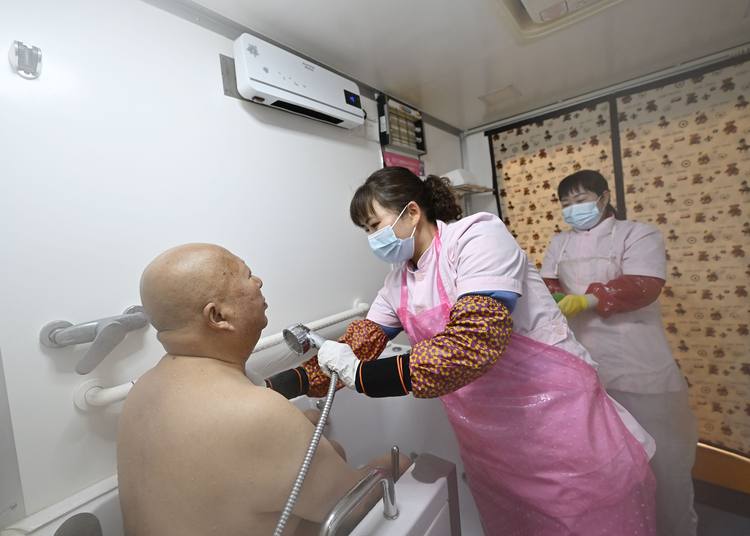 新春走基层︱科技助浴解决高龄失能老人洗澡难题