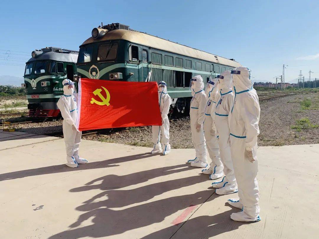 新春走基层·春节他们在岗丨坚守在寒冬大漠里的石油人：让“暖流”跑在寒流前