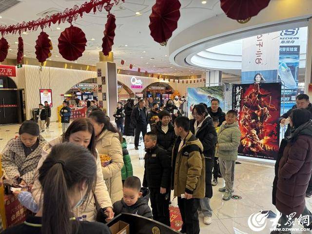 新春走基层丨2025年春节档电影市场“燃”！