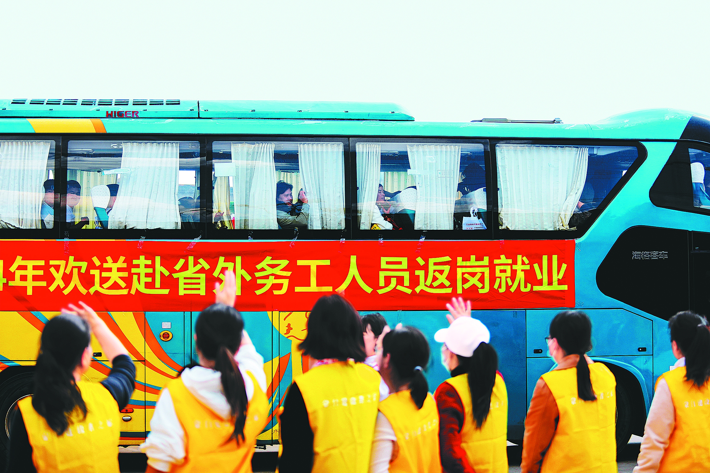 春风送暖 中国各地多项举措助力新春就业返岗