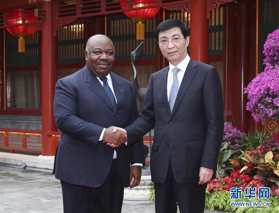 王沪宁看望参加全国政协十四届三次会议宣传报道的新闻工作者代表