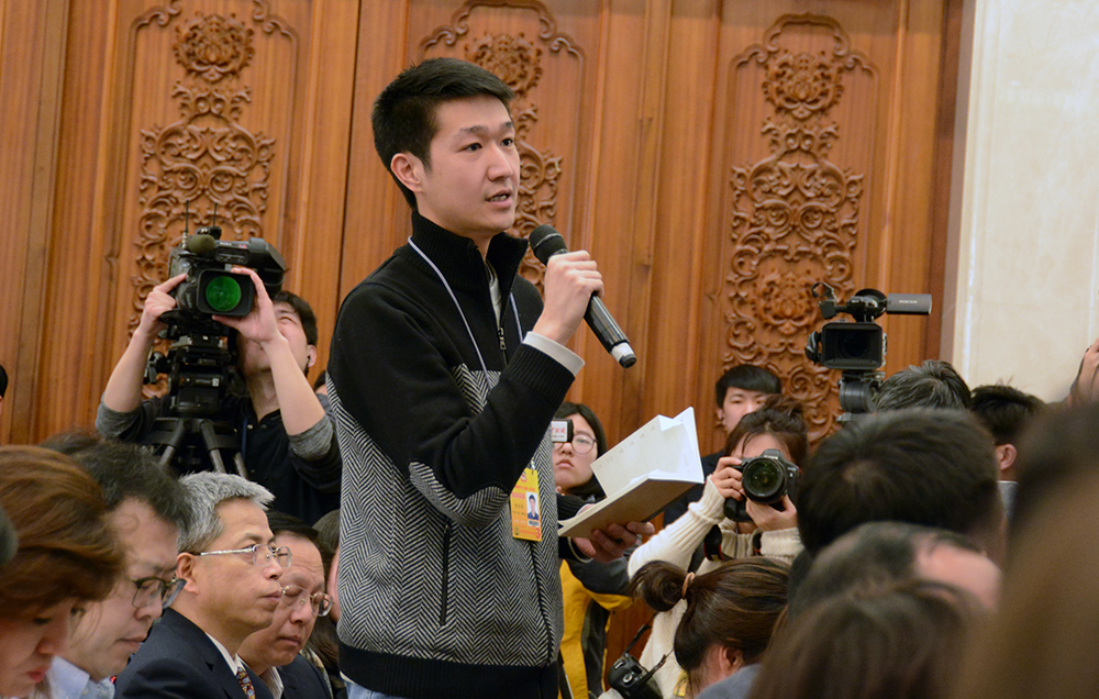 赵乐际看望参加十四届全国人大三次会议报道的新闻工作者