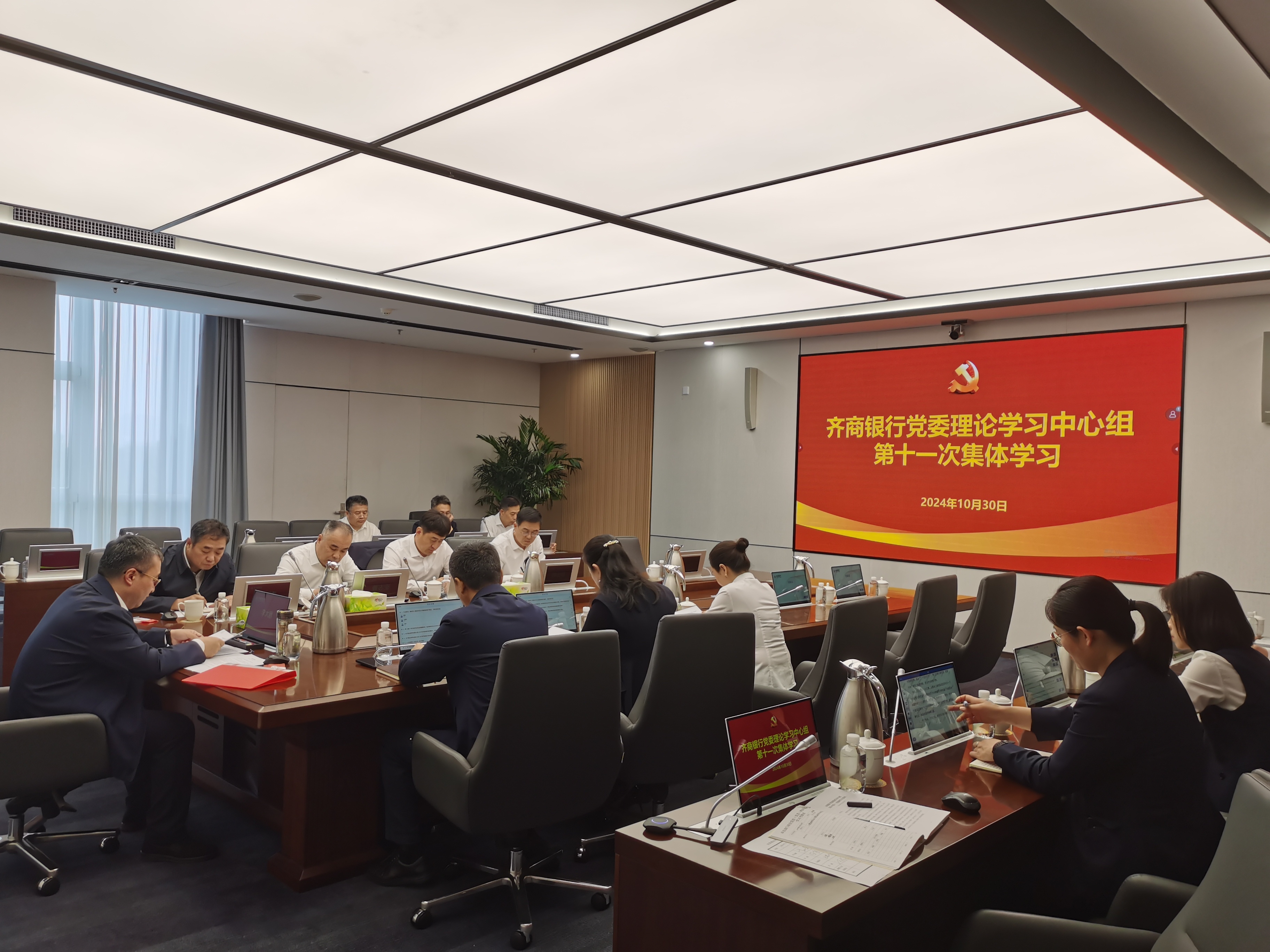 中办印发《通知》在全党开展深入贯彻中央八项规定精神学习教育