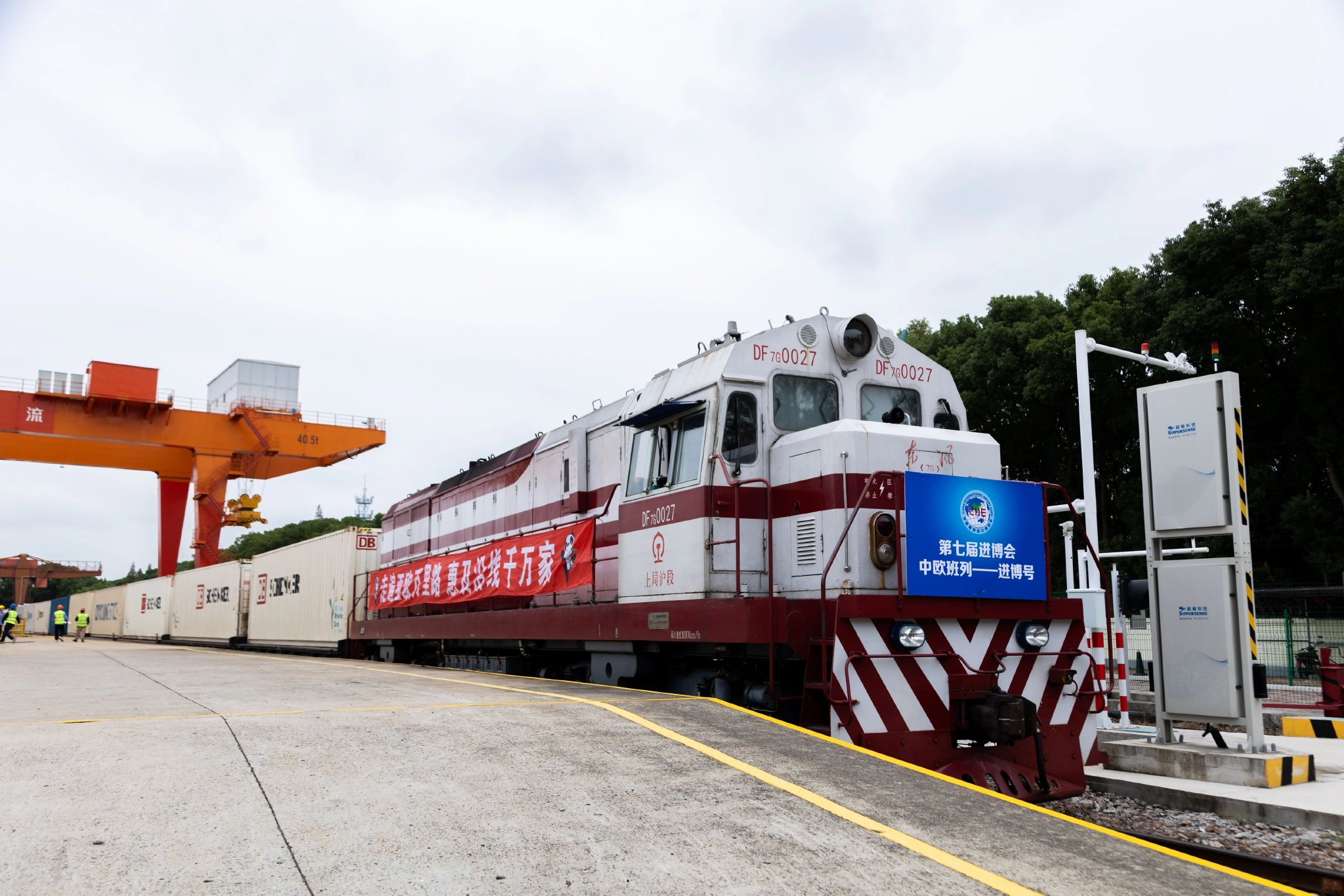 今年首趟新能源汽车南亚班列抵达日喀则