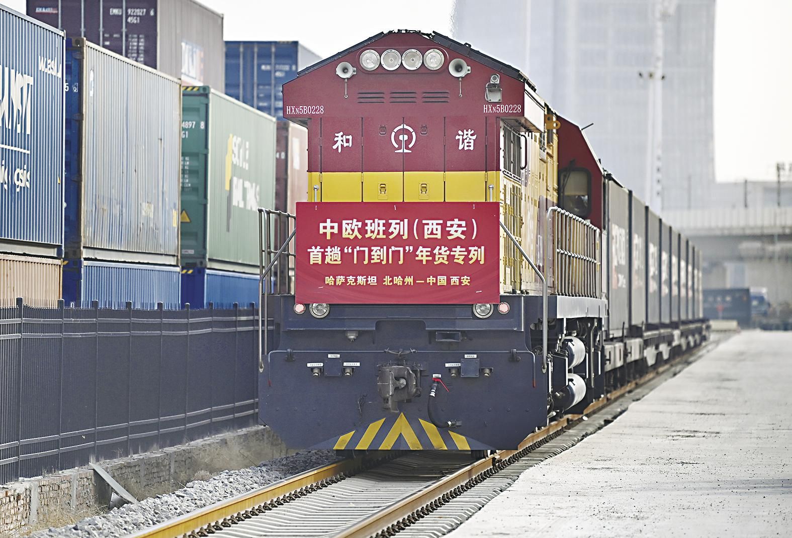 今年首趟新能源汽车南亚班列抵达日喀则