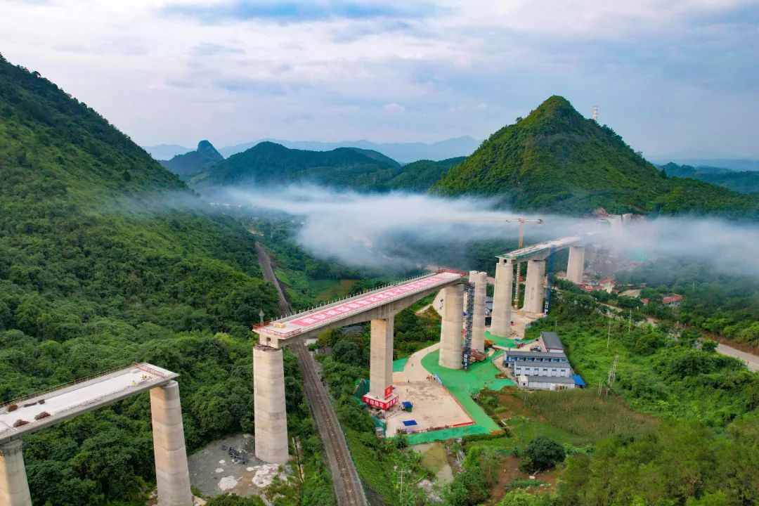 新华全媒＋丨世界首条时速350公里单洞双线高铁海底隧道成功贯通