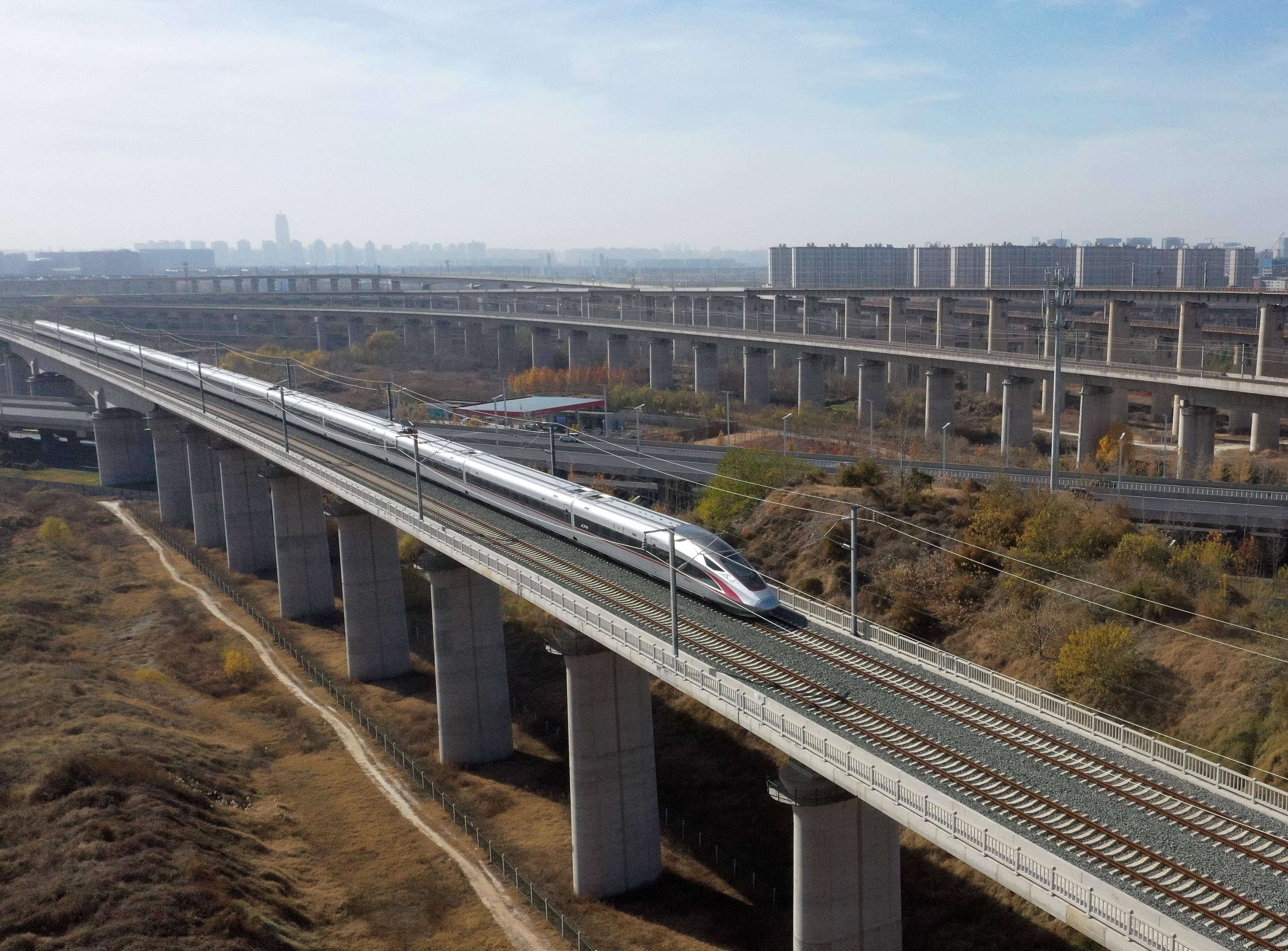 新华全媒＋丨世界首条时速350公里单洞双线高铁海底隧道成功贯通