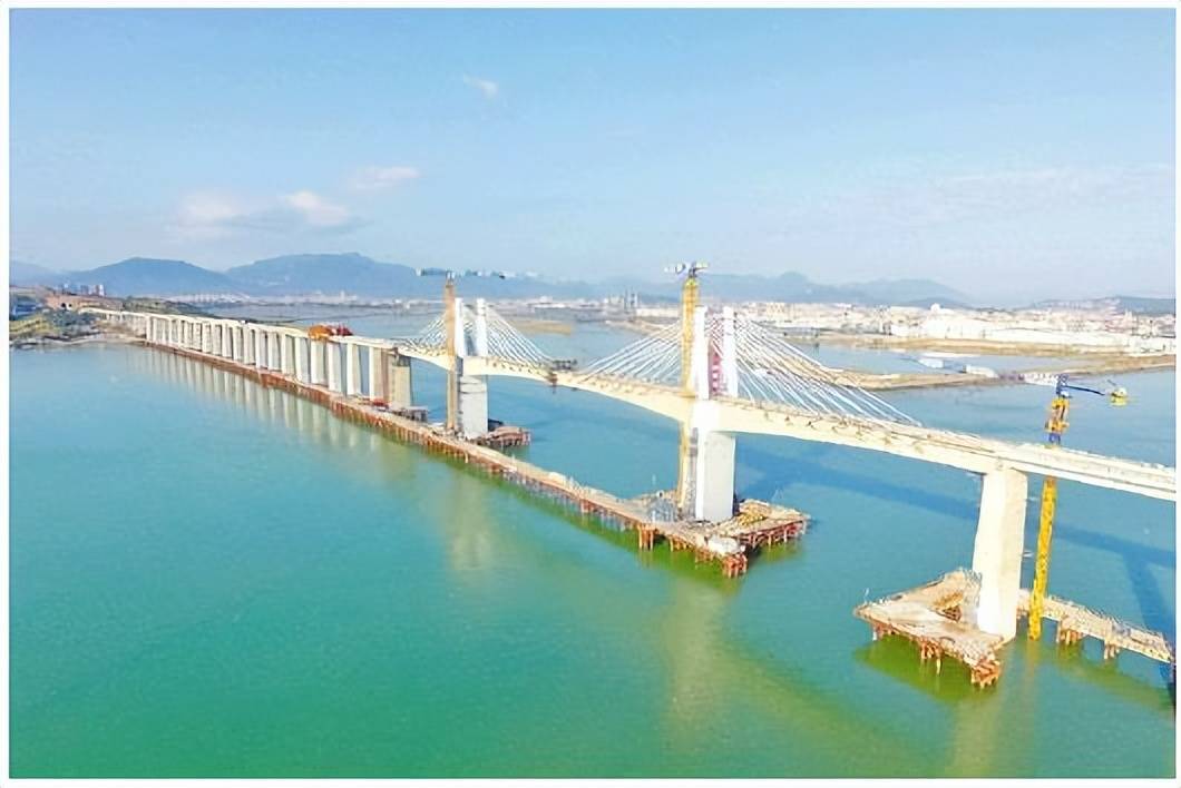 新华全媒＋丨世界首条时速350公里单洞双线高铁海底隧道成功贯通