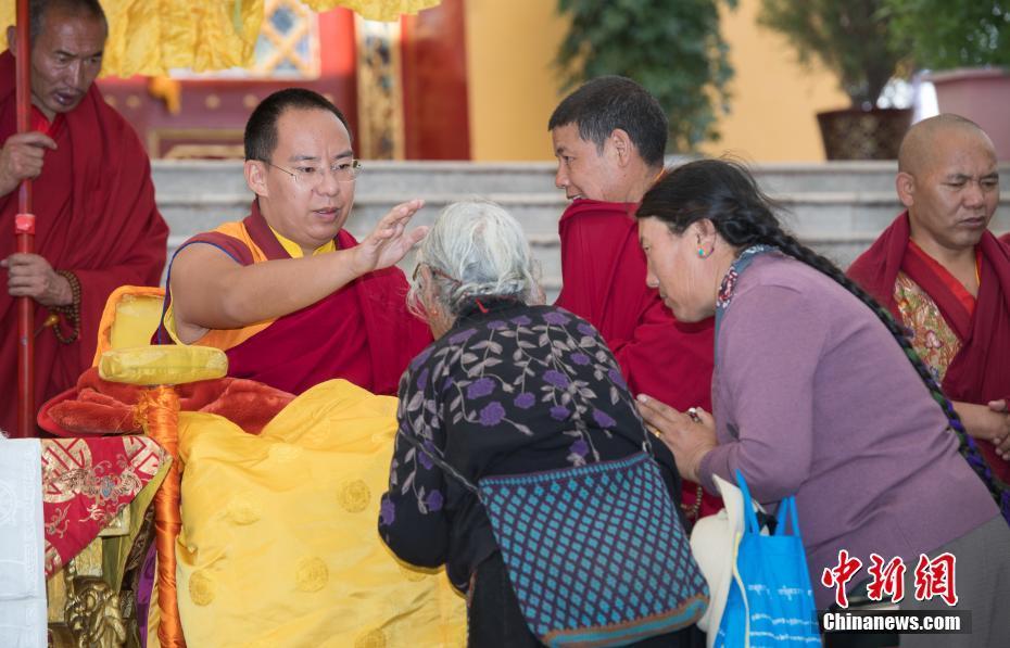 习近平接受班禅额尔德尼·确吉杰布拜见