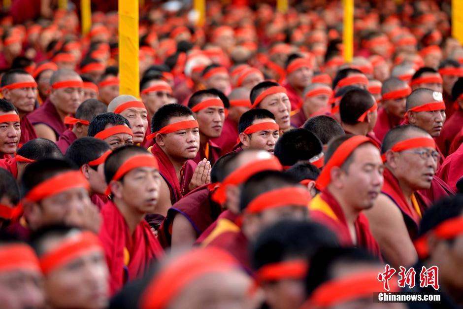 习近平接受班禅额尔德尼·确吉杰布拜见