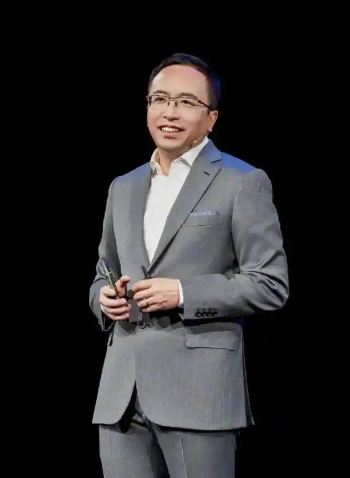 荣耀CEO李健：AI竞争焦点正从“模型”转向“落地”