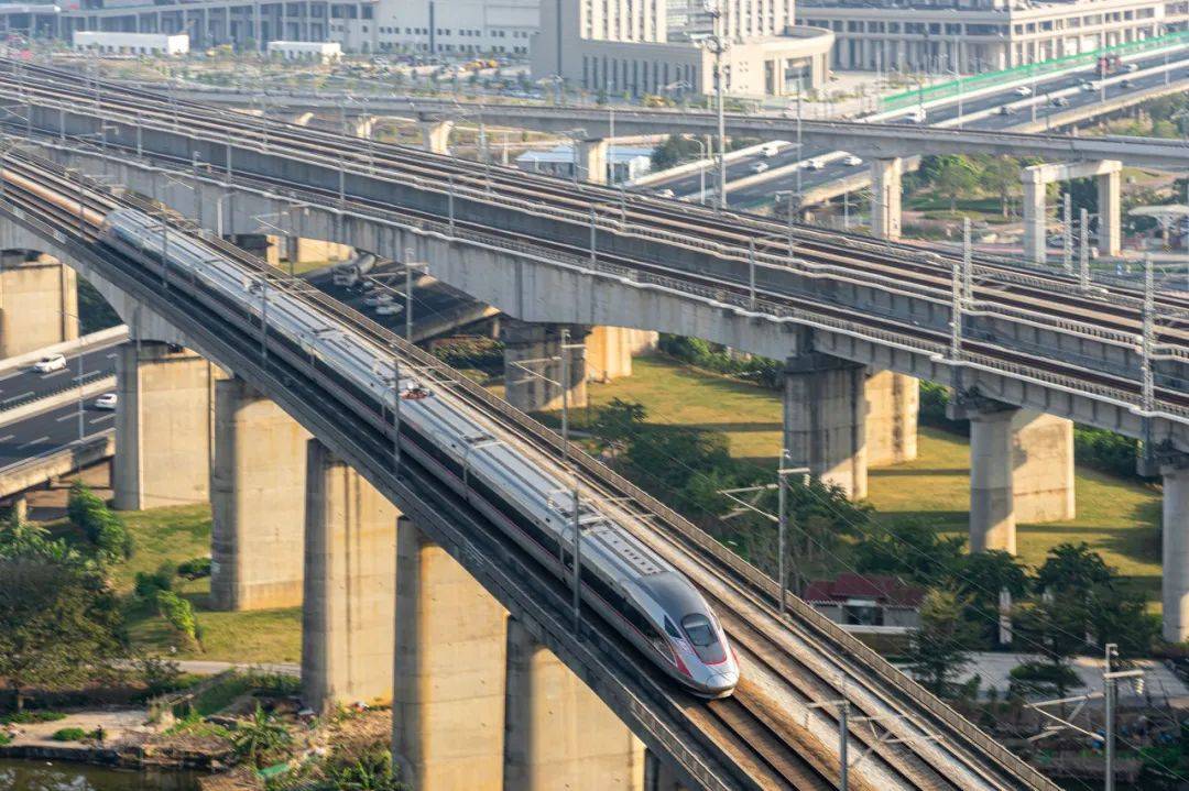 更高速更智能更开放 中国高铁持续领跑全球