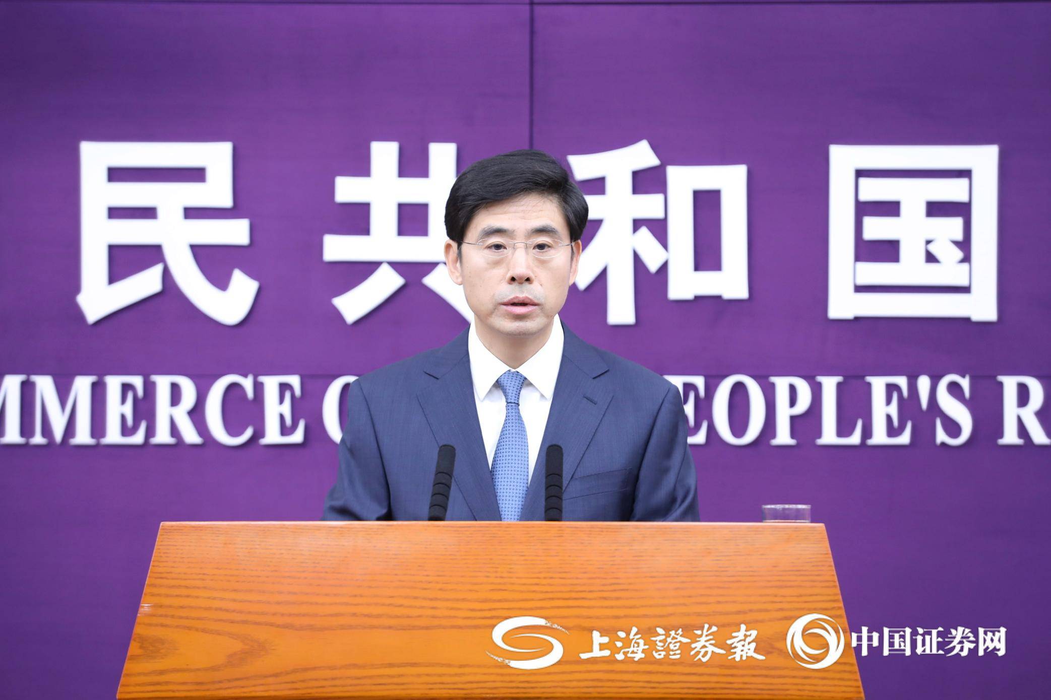 商务部回答中证报记者提问时表示：将持续深化服务业开放发展和改革探索