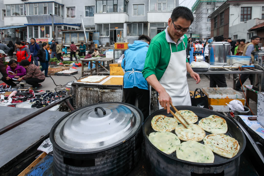 暑期经济一线观察丨一条街，点亮东北小城“夜经济”