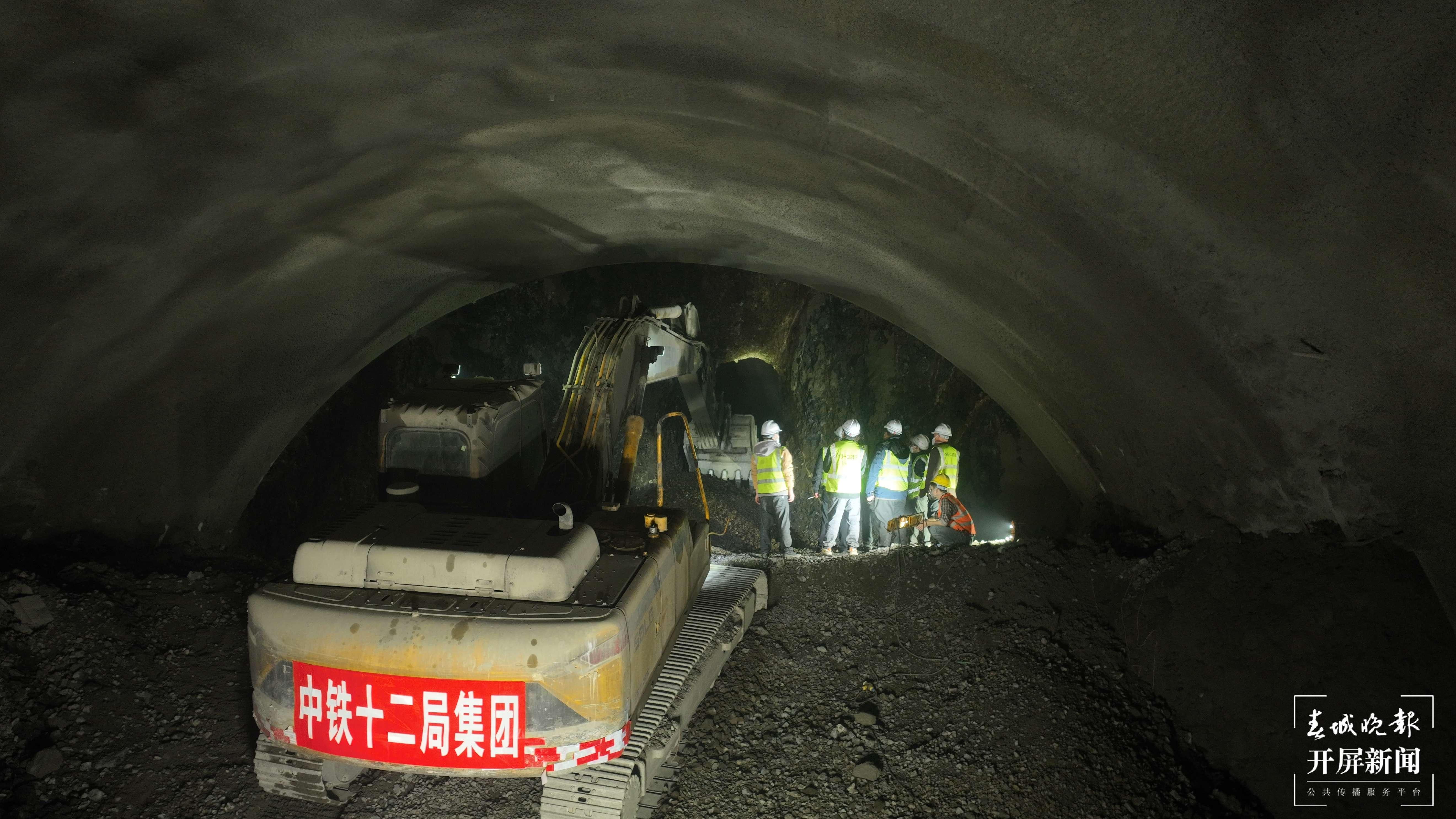 渝昆高铁首座超20公里特长隧道贯通