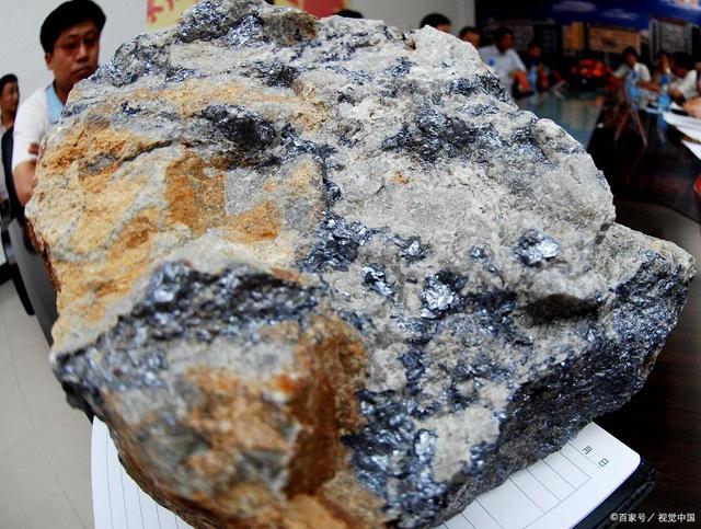 吉林碳谷：上半年扣非净利润同比增长76.46%