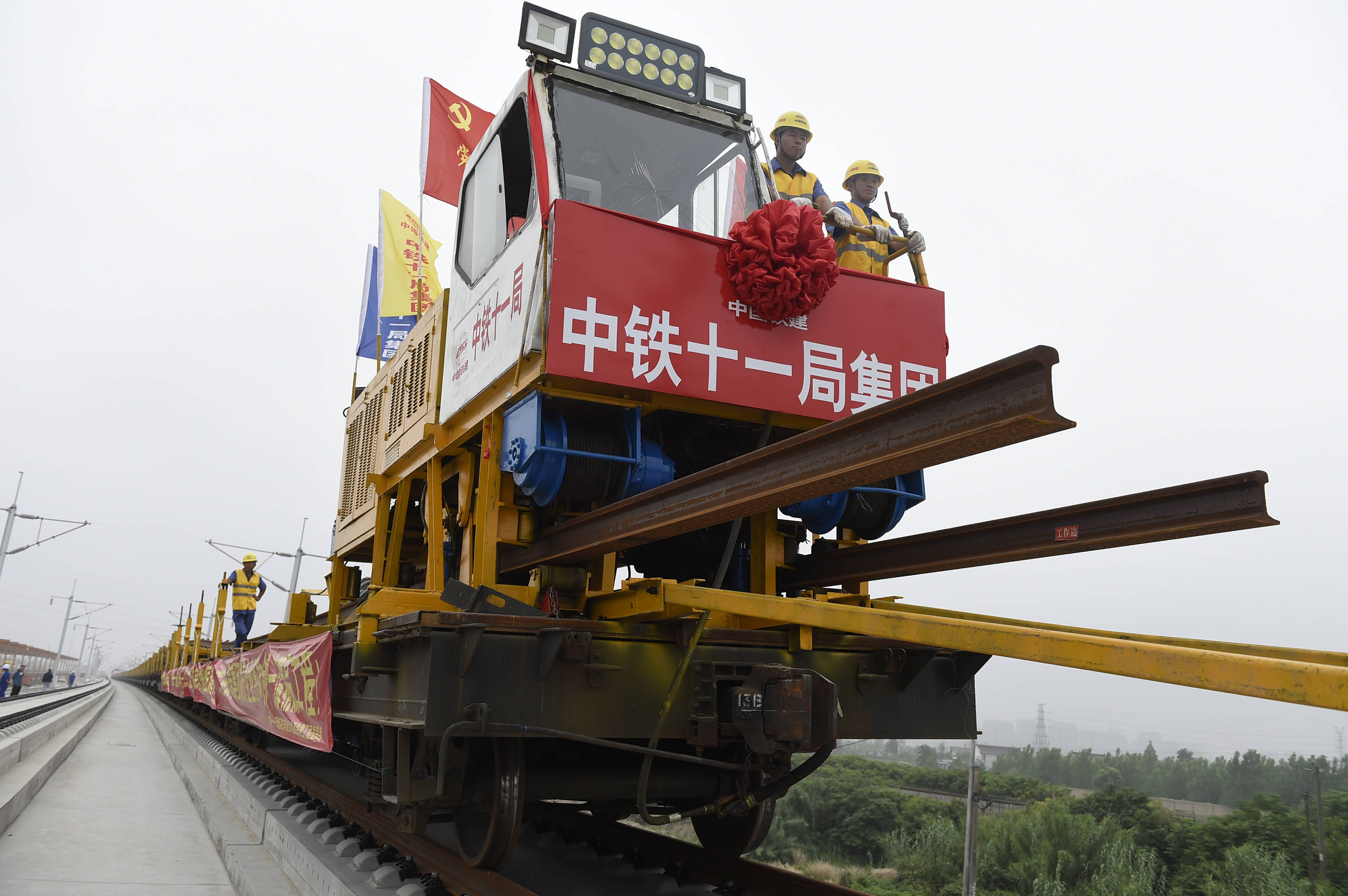 西十高铁正式启动全线铺轨