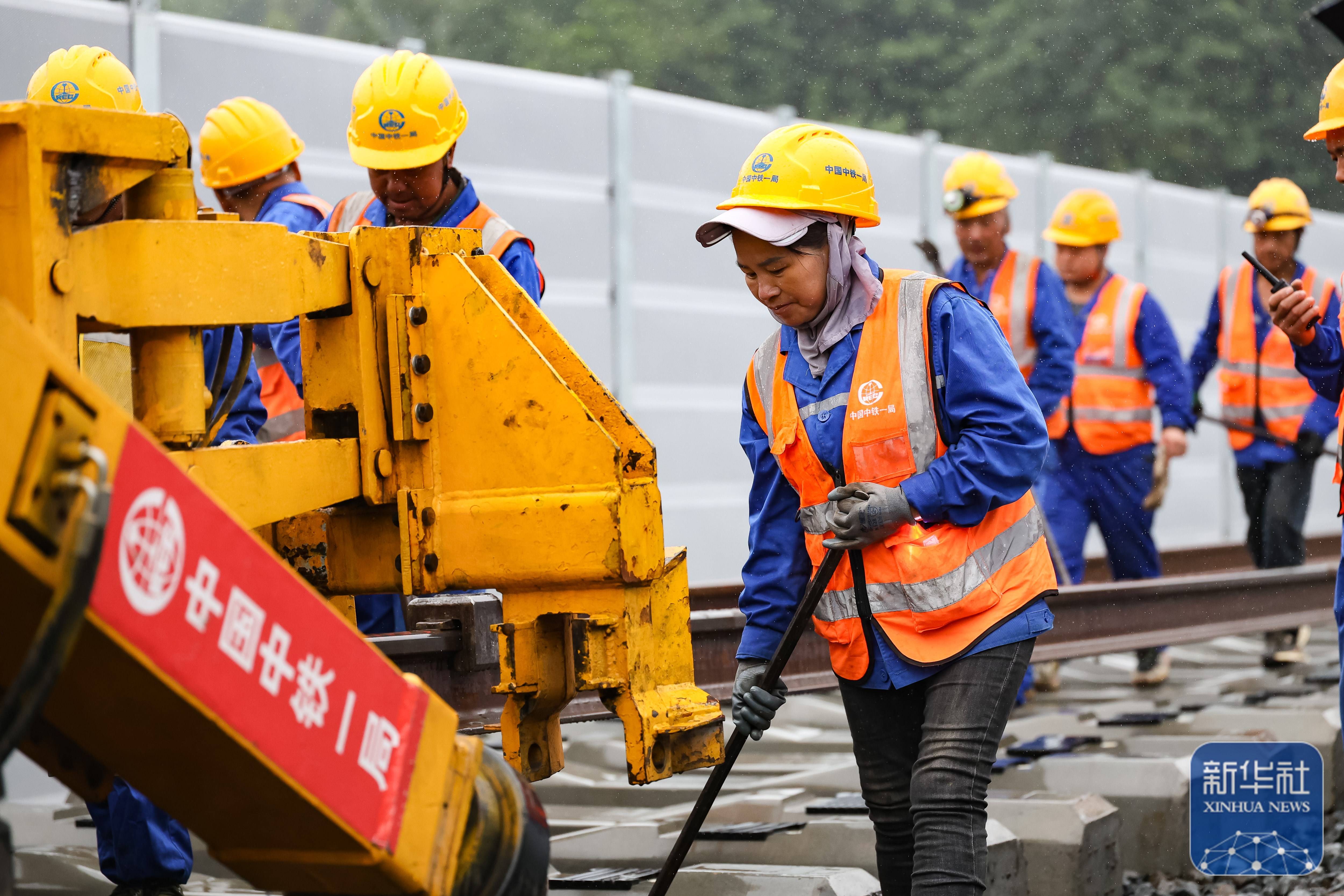 西十高铁正式启动全线铺轨