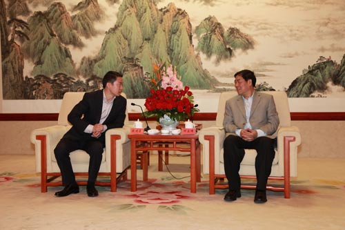 何立峰会见美国国会众议员代表团时指出 中美双方应以两国元首通话重要共识为引领 推动双边经贸关系稳定健康可持续发展