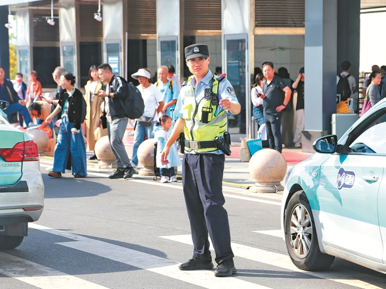 假日里，走近坚守一线的交通建设者