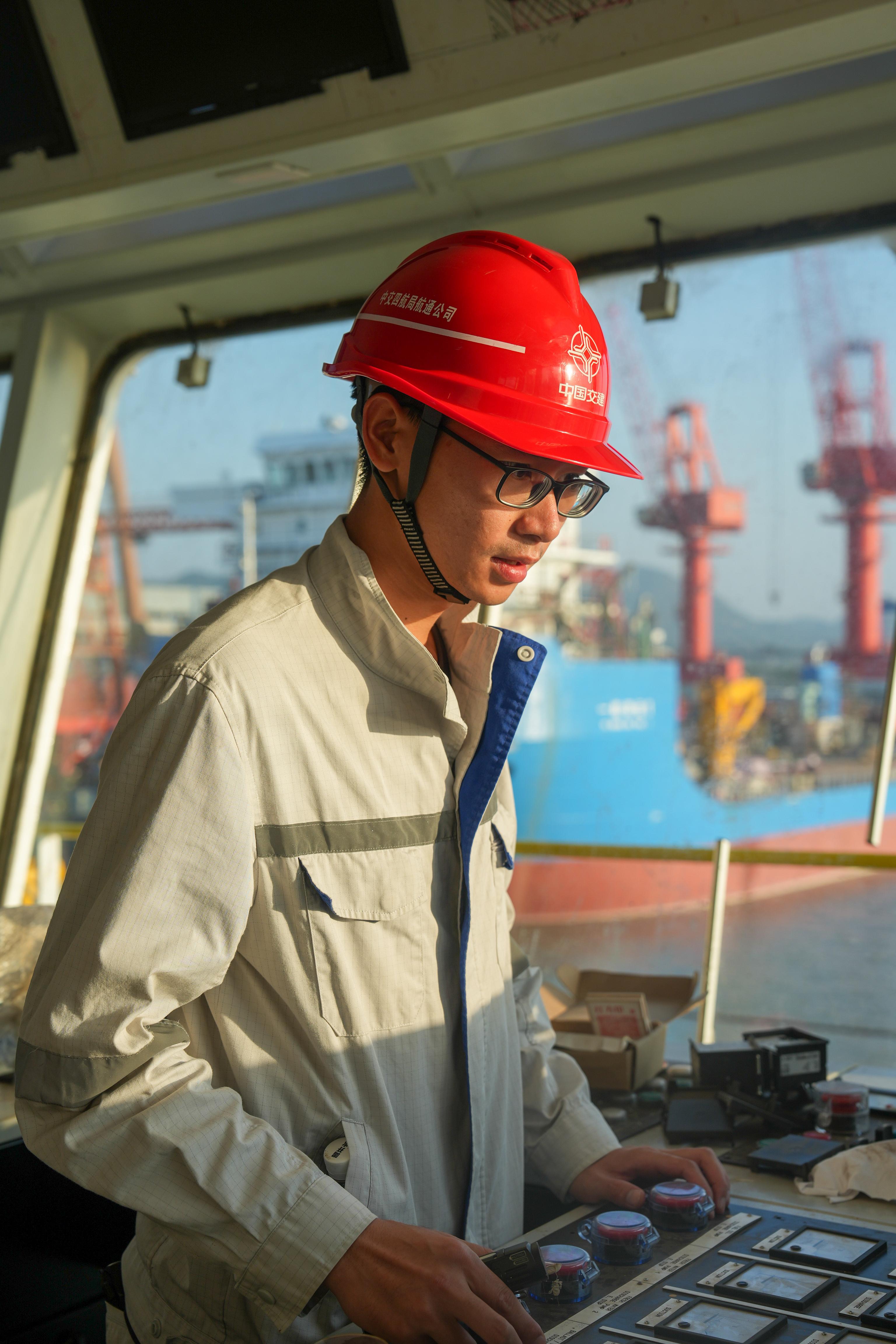 假日里，走近坚守一线的交通建设者