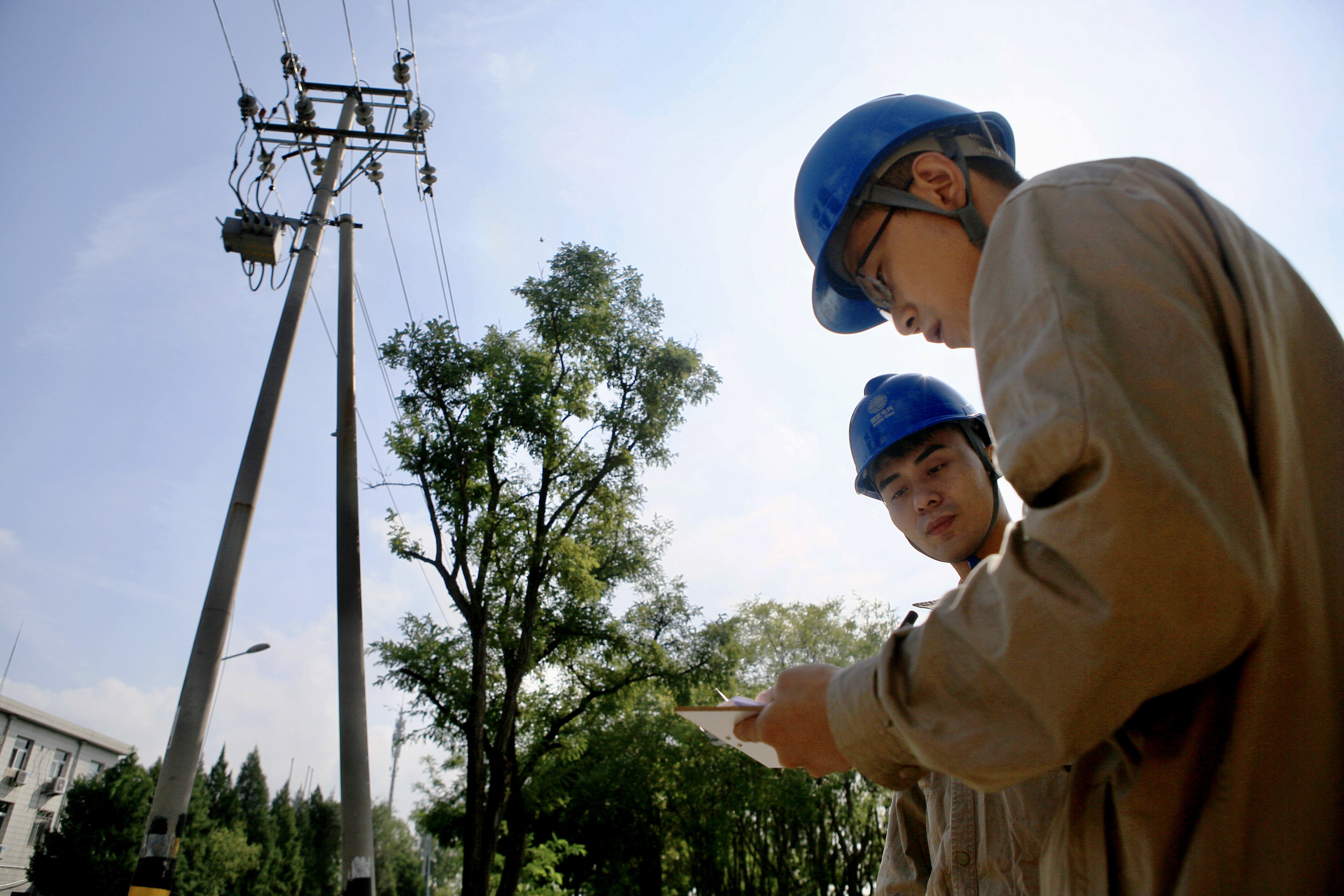 各地交通运输部门出招，让假期出行“电力”更足