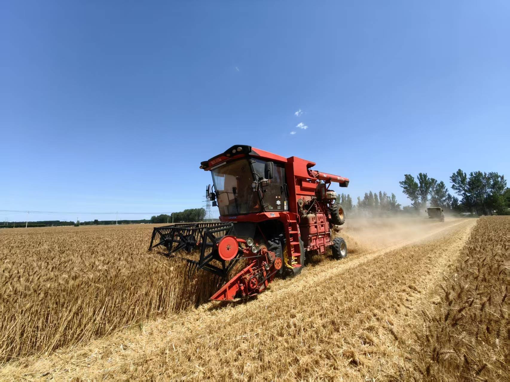 农业农村部紧急调剂调运救灾机具保障黄淮地区秋粮抢收抢烘