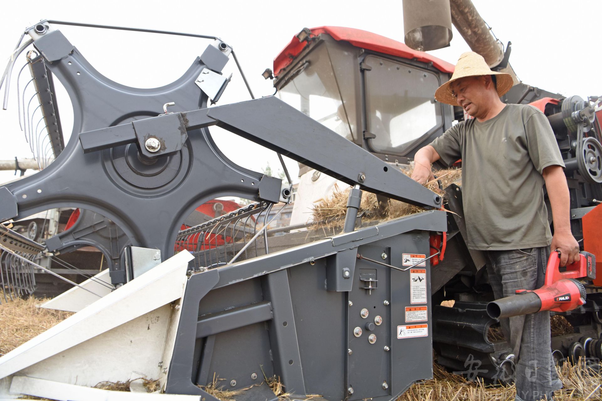 农业农村部紧急调剂调运救灾机具保障黄淮地区秋粮抢收抢烘