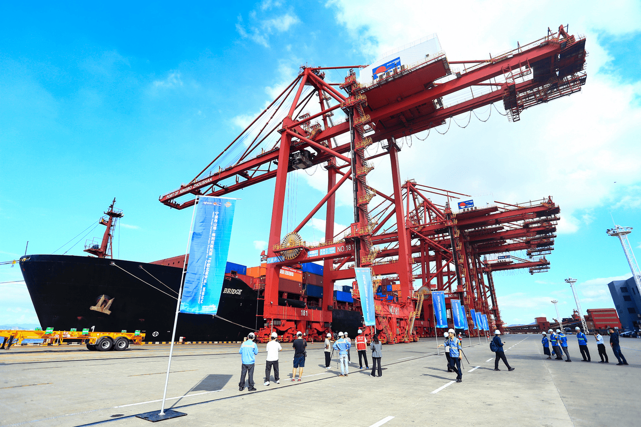 中欧北极快航航线首艘货船抵达英国