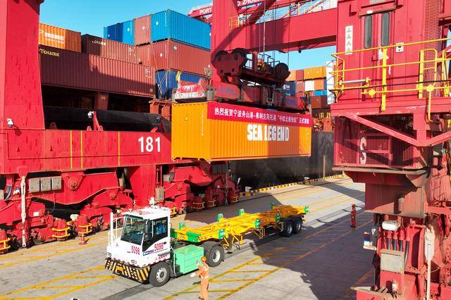 中欧北极快航航线首艘货船抵达英国