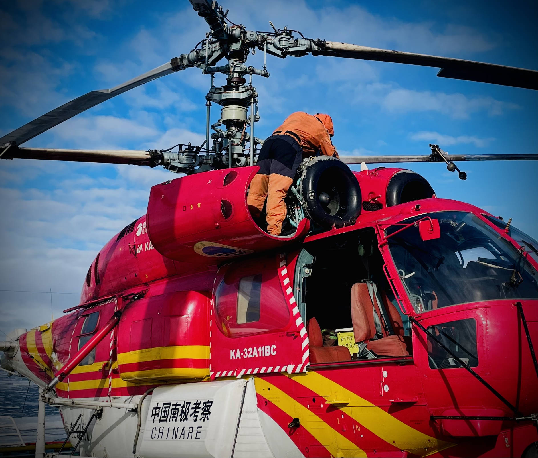 双“龙”出海 中国第42次南极考察队起航