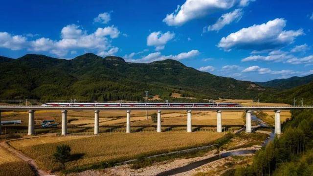 全国铁路建设稳步推进 前10月完成固定资产投资6715亿元