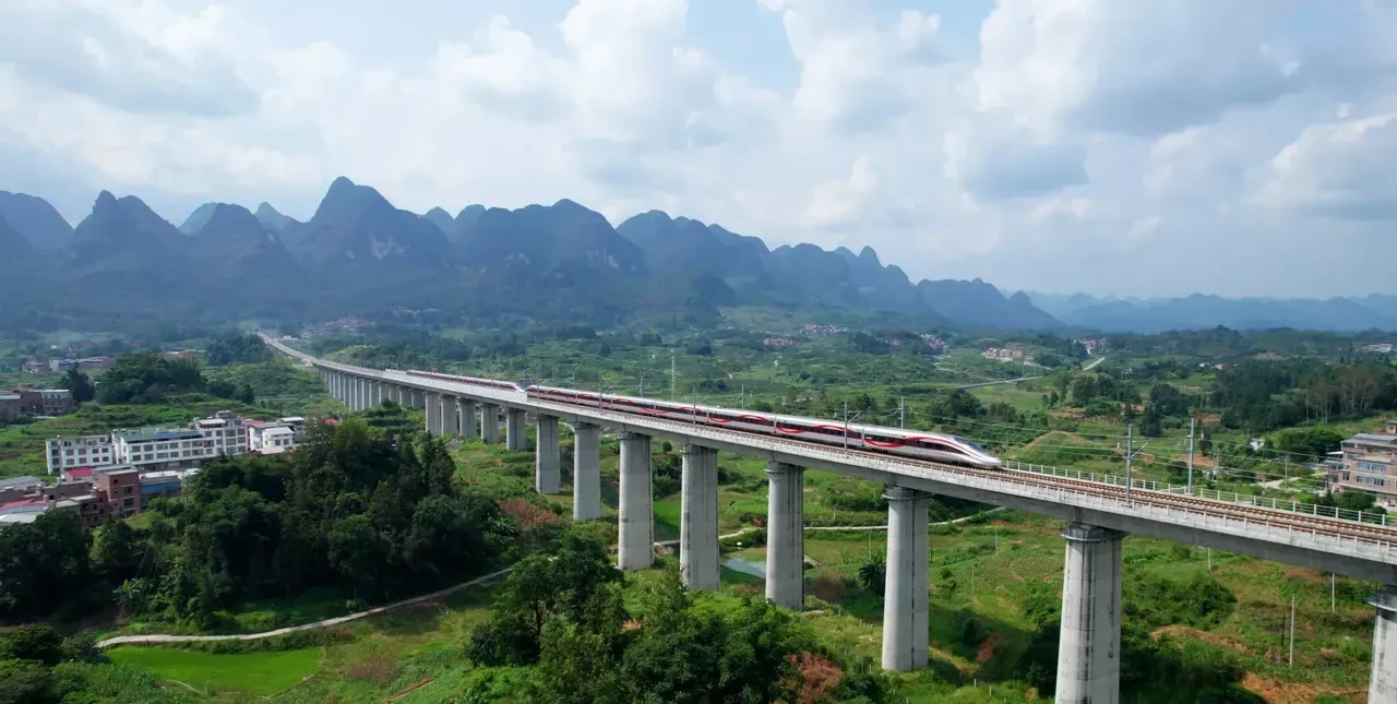 “千里海河高铁第一隧”顺利贯通