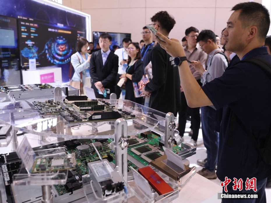 AI赋能云端新生活 国脉文化携云智手机亮相2025数智科技生态大会