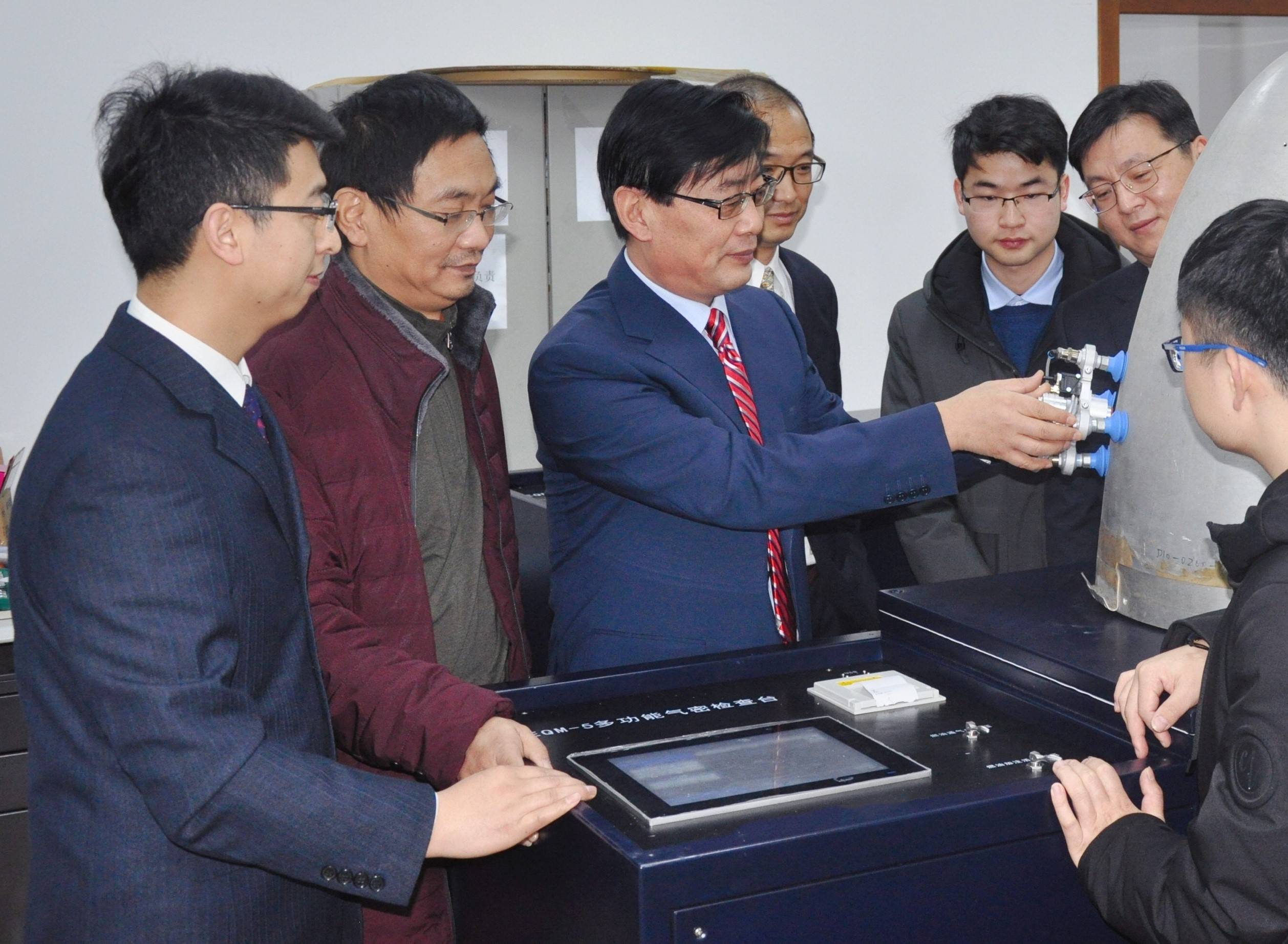 《自然》评出年度十大科学人物 梁文锋和杜梦然入选