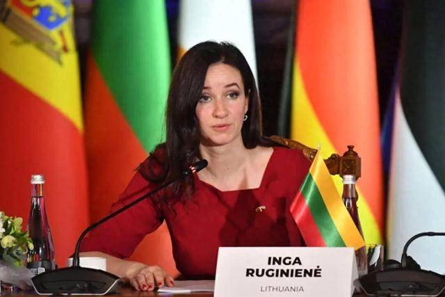 海南机场董事长杨小滨:迎封关 谋整合 打造国际区域航空枢纽