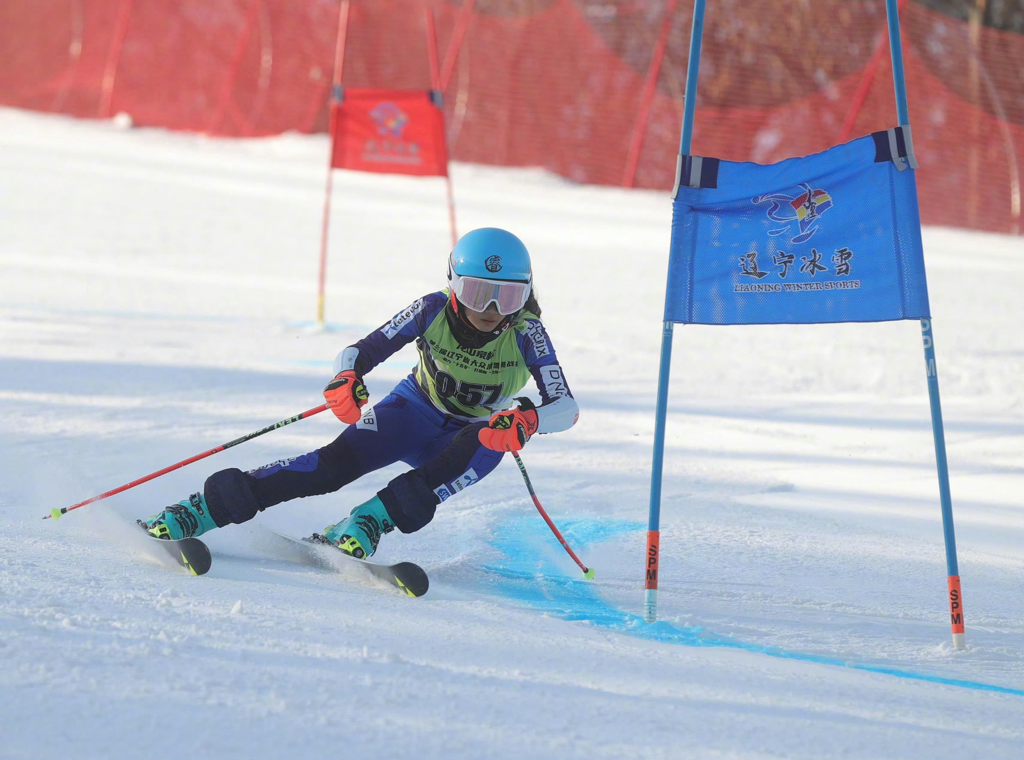探访北纬31度高山滑雪场 冷冰雪撬动热经济一线观察