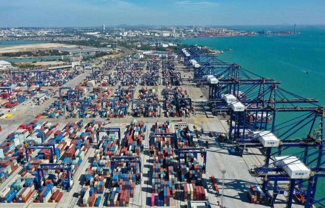 海南自贸港第一批“分出集报”货物顺利出岛