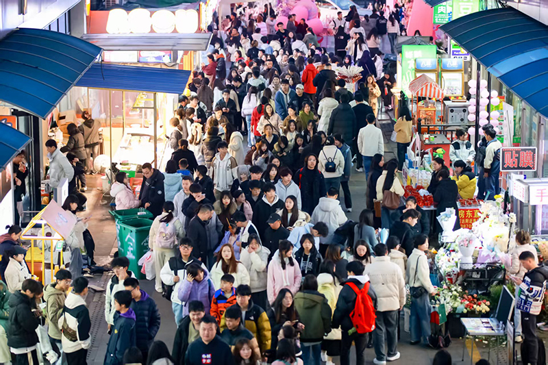 多元业态出新出彩 湖南假期消费“热气腾腾”