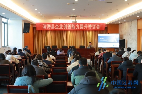 专访丨中国高质量发展为世界经济注入稳定性——访世界经济论坛执行董事马尔万·凯鲁兹