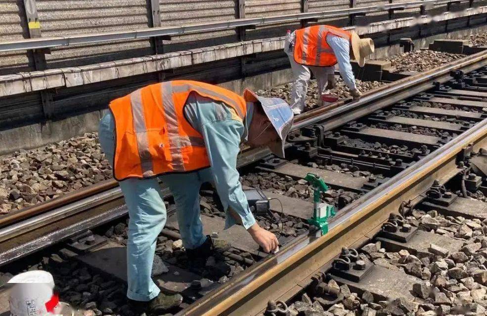 新春走基层丨归家高铁上，硬币立而不倒的“钢轨密码”