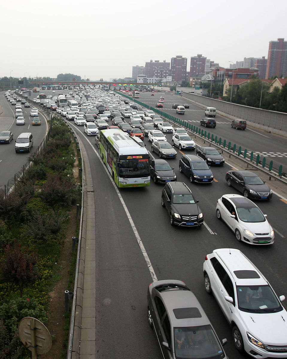除夕当天全国道路交通平稳有序
