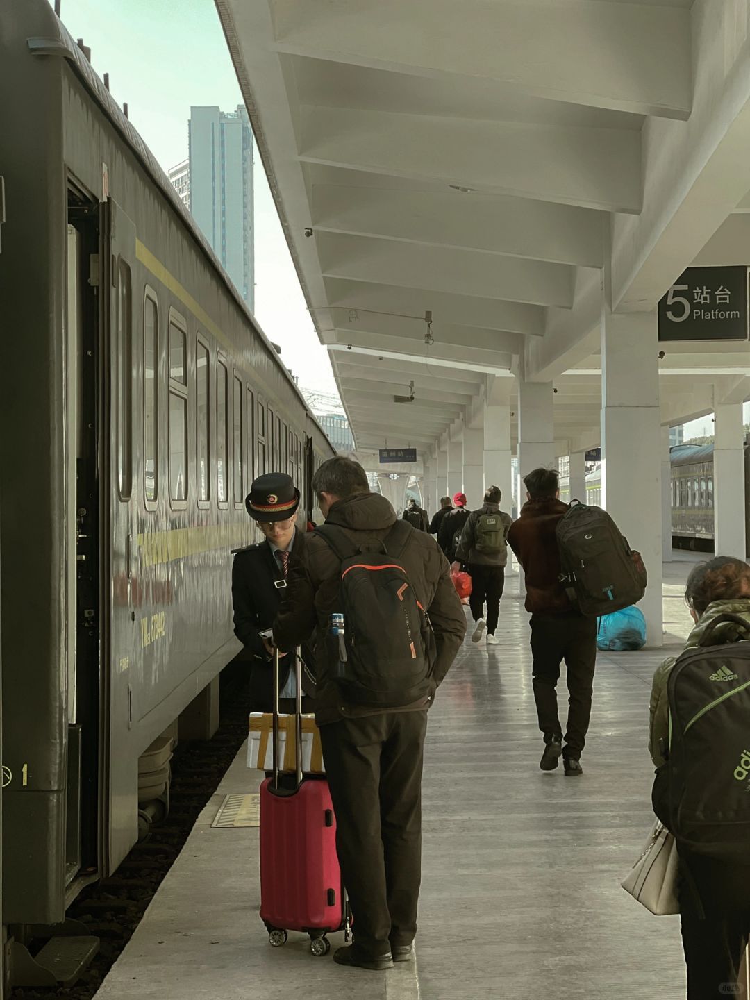 新春走基层丨行走春运路，看万里铁路线背后的温暖守护