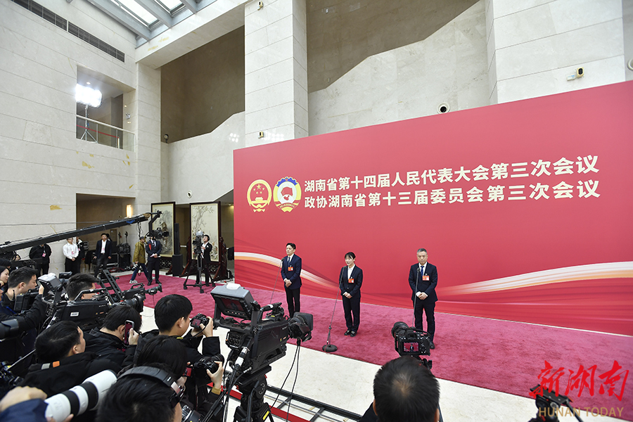 首场“代表通道”聚焦科技创新