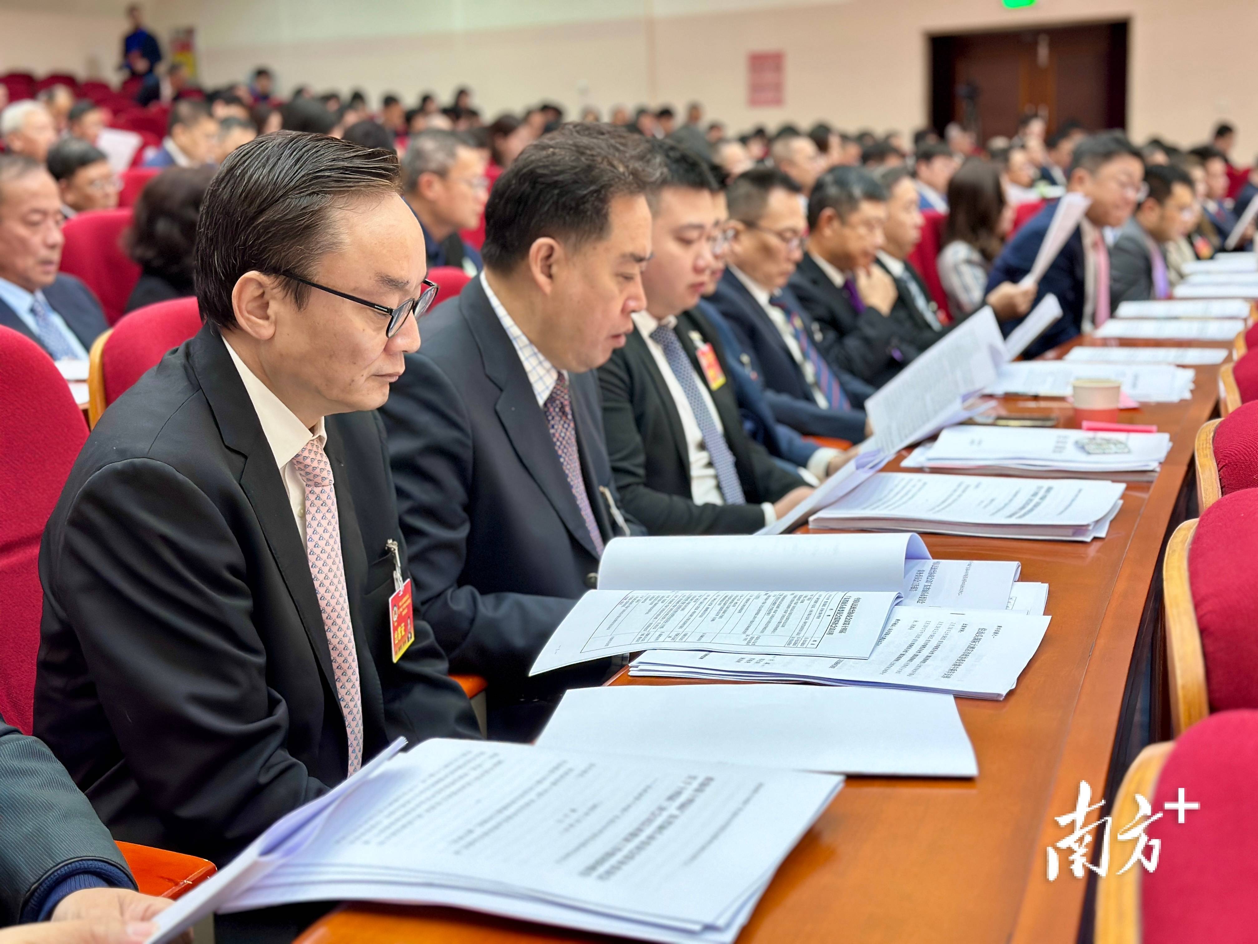 两会现场速递丨通民心 展自信 聚力量——2026年全国两会“三大通道”观察